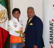 Sergio Pérez recibe la bienvenida por parte del director de Force India