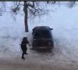 Mujer rusa destruye auto con hacha