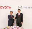 CEO de Toyota: Akio Toyoda y CEO de Mazda: Masamichi Kogai