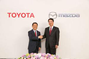 CEO de Toyota: Akio Toyoda y CEO de Mazda: Masamichi Kogai