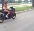 Una modelo rusa demuestra sus habilidades en la moto.