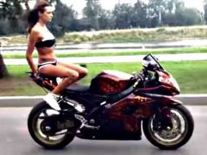 Chica bikini trucos motocicleta