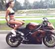 Una modelo rusa demuestra sus habilidades en la moto.