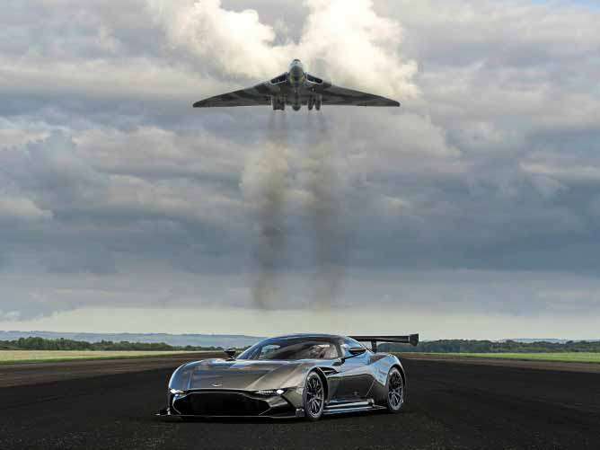 Aston Martin Vulcan conoce al otro Vulcan