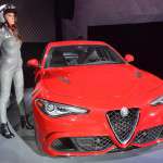 Chicas en el stand de Alfa Romeo