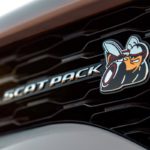 Super Bee y su panal en la parrilla frontal del Dodge Charger Widebody Scat Pack