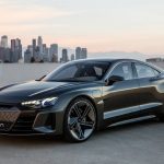 El Audi e-tron GT Concept, presentado por primera vez en el Salón de Los Ángeles de 2018, adelanta el estilo y muchas de las características del tercer miembro de la familia de vehículos eléctricos e-tron.