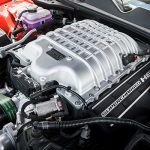 El V8 HEMI 6.2 litros sobrealimentado ofrece 807 hp y 707 lb-pie. 47 caballos y 82 lb-pie más que el Mustang Shelby GT500.