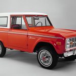 La primera generación de la Ford Bronco se lanzó en 1965 como modelo 1966. Inicialmente se lanzó con un motor L6, pero más adelante se sumó un V8.