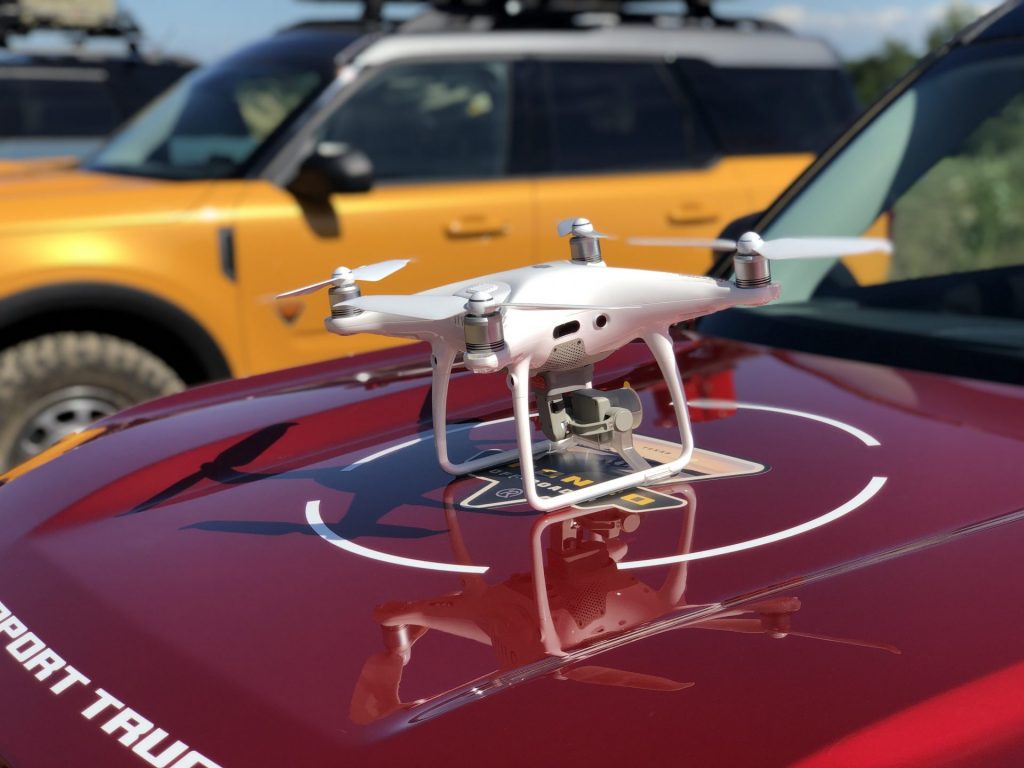 Aterriza tu dron en el capot del Bronco escoba