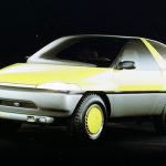 La Ford Bronco DM-1 de 1989 también apostaba por el futuro, pero en lugar de una carrocería angular, apostaba por un perfil de burbuja más monovolumen. Aunque la configuración es más de SUV-Coupé (mucho antes que se inventara el término), el perfil y los elementos estéticos remiten más a minivanes, especialmente de General Motors.