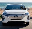 Hyundai Ioniq. El Ioniq comenzó a mostrar la tendencia de Hyundai hacia diseños más elaborados, sobre todo cuando vemos la parrilla falsa en la variante eléctrica. El perfil resulta mucho menos polarizante que, digamos, el Prius.