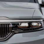 Si bien los faros delgados no son una sorpresa en este segmento (Cadillac Escalade), sí lo es la parrilla angosta, contra las medidas obscenas vistas en modelos recientes (BMW X7).