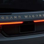 Habrá variante corta, Wagoneer; y larga, Grand Wagoneer, tal como sus rivales americanas. Se espera que herede parte de la gama motriz de las pick-ups RAM, de las que toma base.