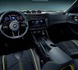 El interior poco tiene de retro y atiende las principales áreas de oportunidad del 370Z: calidad de materiales, tecnología y ergonomía. El diseño es funcionalista, pues para su desarrollo se consultó a pilotos de carreras.