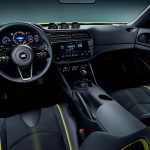 El interior poco tiene de retro y atiende las principales áreas de oportunidad del 370Z: calidad de materiales, tecnología y ergonomía. El diseño es funcionalista, pues para su desarrollo se consultó a pilotos de carreras.