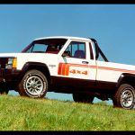 Jeep Comanche 1986-1992
Actualmente tenemos a la Gladiator, pero en algún momento, Jeep tuvo una pick-up derivada de la Cherokee. Con la próxima llegada de la Ford Maverick ¿Tiene sentido una pick-up basada en las SUVs monocasco de Jeep? Creemos que sí.