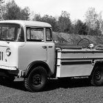 Jeep Forward Control 1956-1965
Un camión de trabajo pesado cuyo chasis fue aprovechado para múltiples usos, como autobús, ambulancia o vehículo de bomberos. Básicamente es la función que cumple ahora la RAM ProMaster derivada de la Fiat Ducato, pero algo estilo Jeep podría funcionar… o no.
