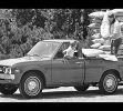 Datsun 620 1972-1979. La Serie 620 llegó en 1972. Esta generación introdujo novedades a la línea de pick-ups de Nissan como una cama larga o una carrocería King Cab, conocida como “The Little Hustler”. También había dos largos de distancia entre ejes y opción a transmisión automática. Además, recibió un sistema EGR para control de emisiones.