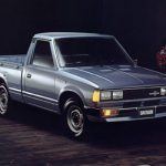 Datsun 720 1980-1984. La Serie 720 se distinguió por su diseño más cuadrado. Fue la primera pick-up de marca externa fabricada en Estados Unidos, aunque también se fabricaba en México. En otros mercados se ofreció con cabina doble. Fue el modelo que vivió la transición de Datsun a Nissan.
