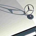 Mercedes-Benz, estrella de tres puntas. Símbolo de su dominio en cielo, tierra y aire, la estrella nació en 1909, de un emblema de la familia Daimler. Aunque ya no adorna el capó de los Mercedes-Benz, el logo aún se usa en la parrilla y otros elementos.