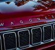 La Jeep Wagoneer lleva el nombre en grandes letras en el borde de la tapa del cofre -que es diferente en cada modelo-, justo sobre la parrilla. Esta tiene rebordes cromados y un entramado negro.