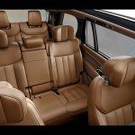 Por primera vez en la historia de la Range Rover, se ofrecerá una tercera fila de asientos. Tal como corresponde a su tamaño, serán asientos reales, no un 5+2 como en otros modelos, con 34 pulgadas de espacio para piernas.