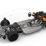 El nuevo modelo eléctrico i7 ofrecerá 526 hp, con 549 lb-pie y baterías de 101.7 kWh, para una autonomía estimada de 300 millas. El peso vehicular será de unas 7,165 lb (3,250 kg). BMW ha establecido un acuerdo con Electrify America para tres años de cargas ilimitadas en su red, sin costo adicional para el i7.