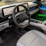Hyundai promete hasta 700 pixeles paramétricos, contando el exterior y el interior. La iluminación interior, a elegir en 64 tonos, hace lucir el interior minimalista, con dos pantallas corridas de 12 pulgadas cada una. Contará con actualizaciones de software over-the-air.