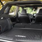 La capacidad del maletero queda en 21.5 pies cúbicos, lo mismo que en los modelos AWD no híbridos, por lo que el espacio interior, uno de los principales argumentos de la Corolla Cross, se mantiene inalterado para el modelo Hybrid.