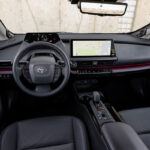 El interior del Toyota Prius es bastante minimalista. Contra el arreglo centralizado anterior, ahora hay una elevada pantalla de información de 7 pulgadas frente al conductor, con una pantalla central de 8 a 12.3” con actualizaciones Over the air y comandos de voz.