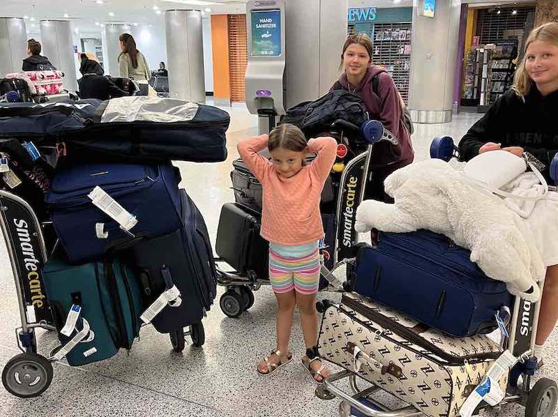 Marco Carvajal viaja a Miami con familia y muchas maletas