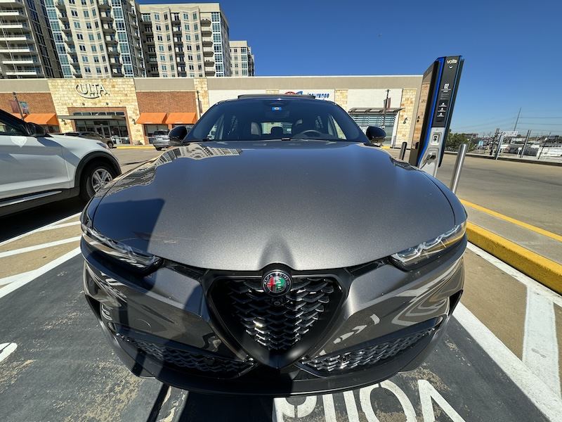 Fotografía frontal de un Alfa Romeo para mostrar el diseño de su parrilla. 