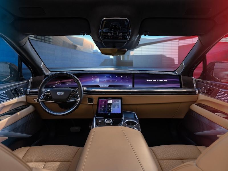 Vista frontal del interior del Cadillac ESCALADE IQ y de la pantalla de 55 pulgadas