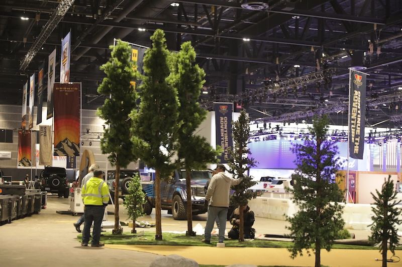 Fotografía del equipo de logística montando unos árboles durante el Chicago Auto Show 2024
