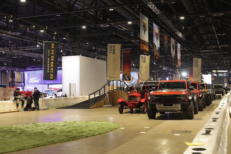 Fotografía de la muestra de Ford en el Salón del Automóvil de Chicago 2024, con algunos modelos de la Bronco Sport.
